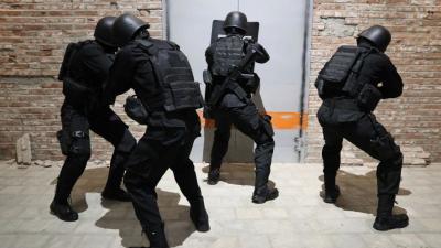 Politie valt (gok)bedrijfspand in Wateringen binnen