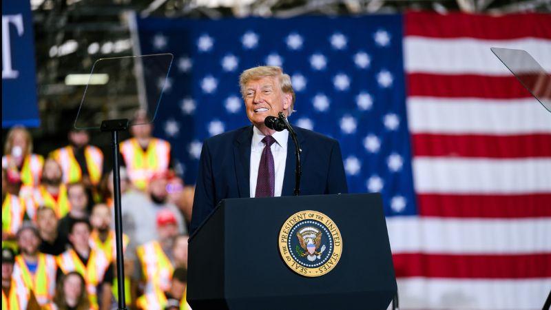 Medewerker Trump weg na gokken op speeches Medewerker Trump weg na gokken op speeches