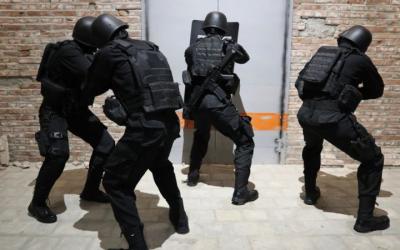 Politie valt (gok)bedrijfspand in Wateringen binnen